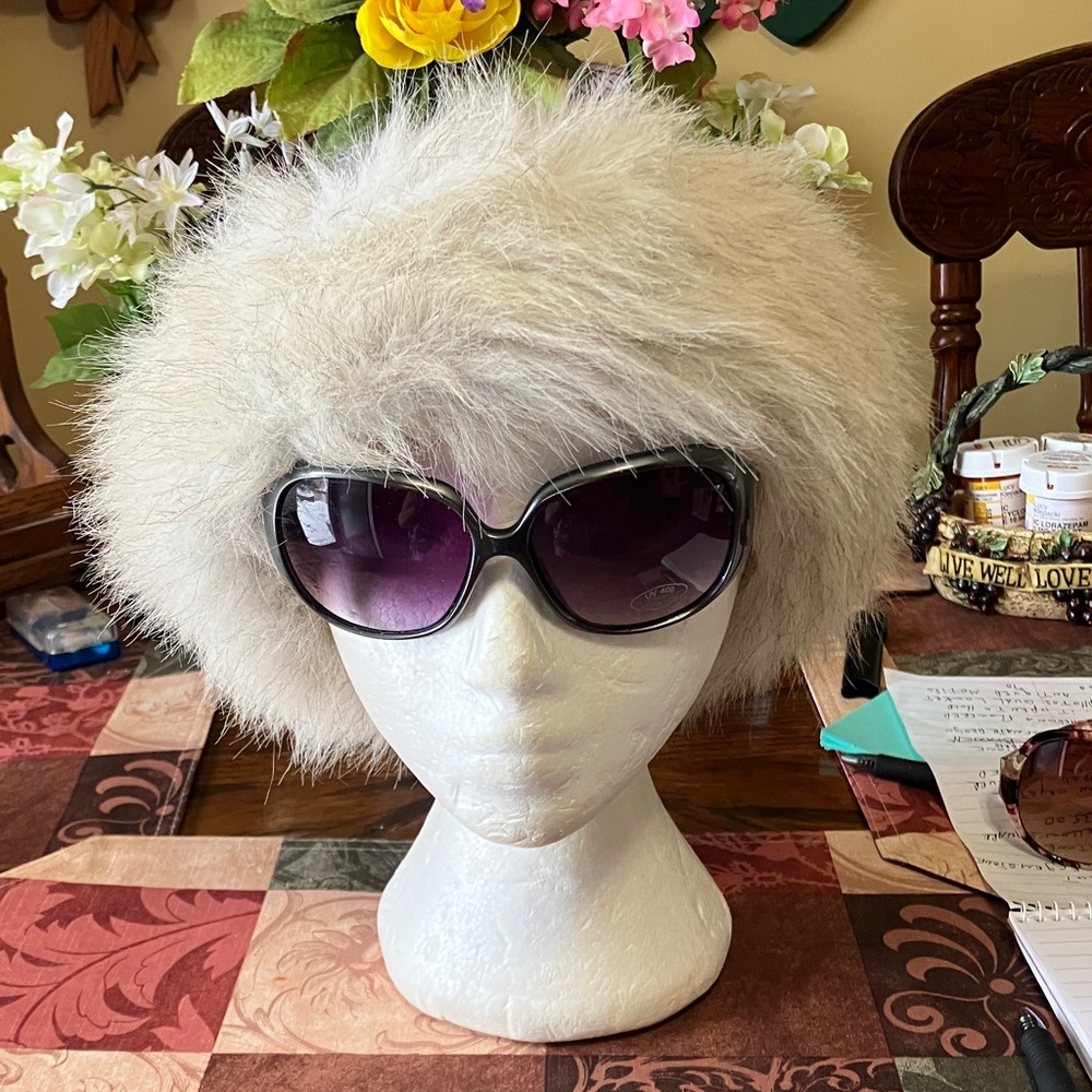 Aris vintage 1980 grey knitted hat with white faux fur trim with glasses